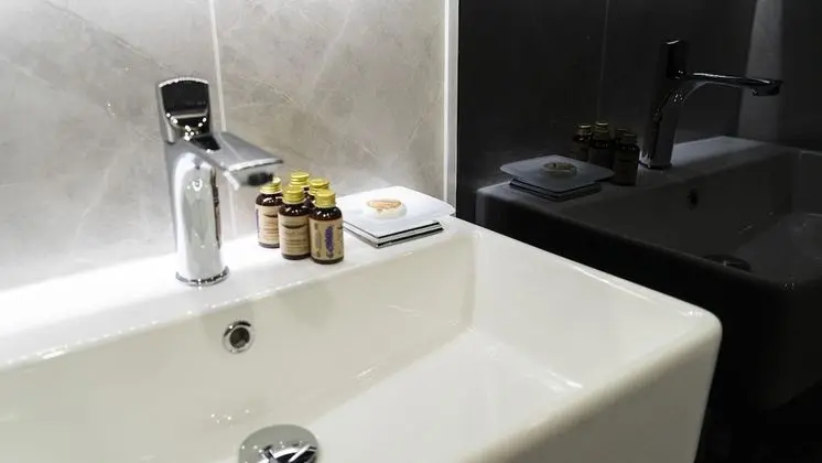 Deluxe Tek Büyük Yataklı Oda (106)