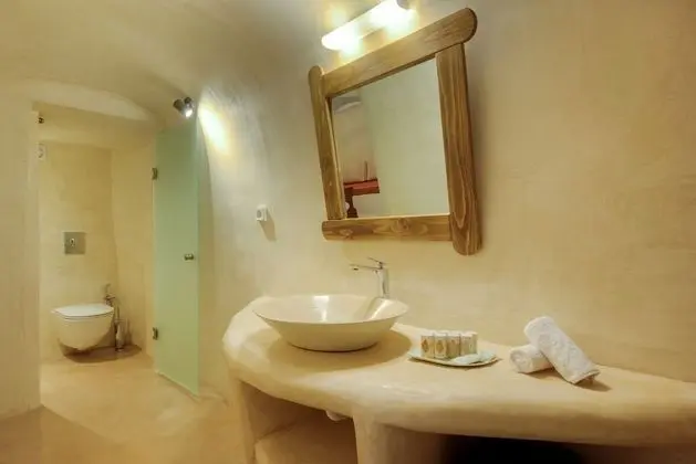 Oceanida Cave Suite with Hot Tub