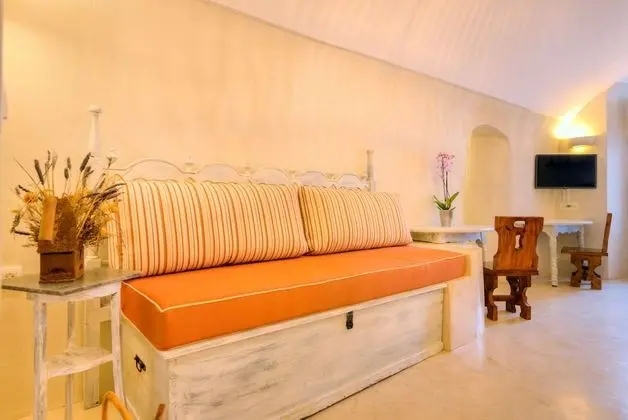 Oceanida Cave Suite with Hot Tub