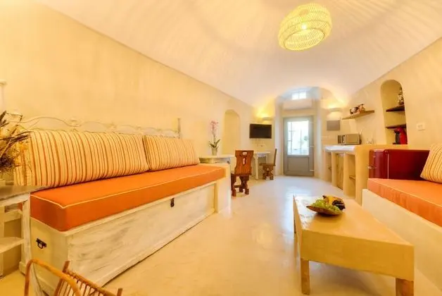 Oceanida Cave Suite with Hot Tub