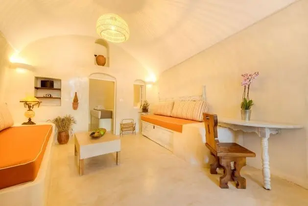 Oceanida Cave Suite with Hot Tub