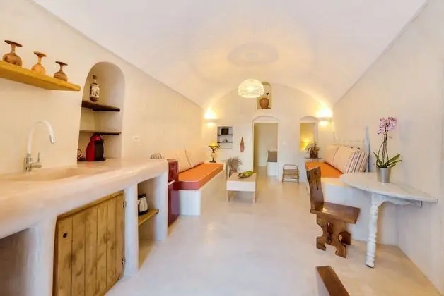 Oceanida Cave Suite with Hot Tub