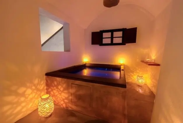 Oceanida Cave Suite with Hot Tub