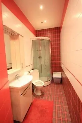 Economy Üç Kişilik Oda, Ortak Banyo