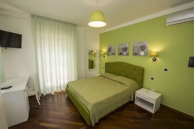 Üç Kişilik Oda, Deniz Manzaralı