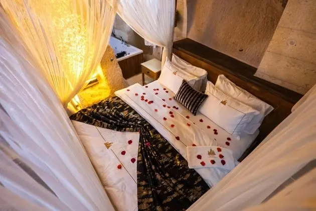 Balayı Mağara Suiti,    , Jakuzili