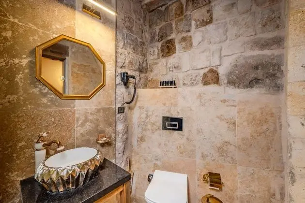 Balayı Mağara Suiti,    , Jakuzili