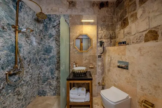 Balayı Mağara Suiti,    , Jakuzili