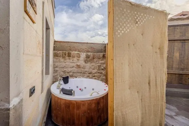 King Suite, Vadi Manzaralı, Şömineli ve Jakuzili
