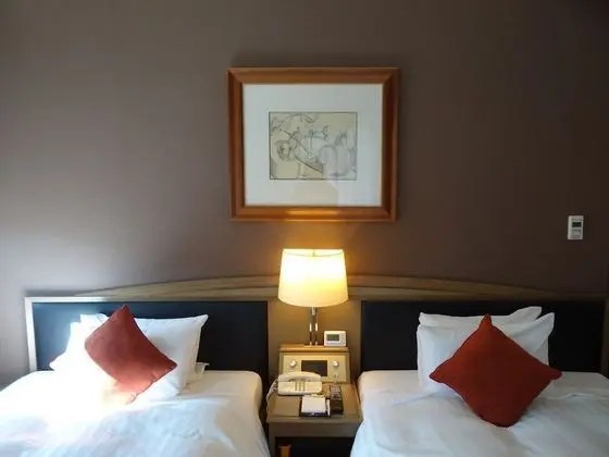 Üç Kişilik Oda, Sigara İçilmez