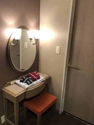 Üç Kişilik Oda, Sigara İçilmez