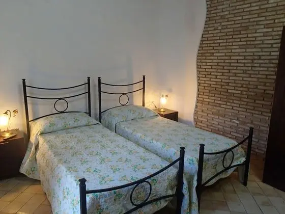 Tek Büyük veya İki Ayrı Yataklı Oda, Balkon, Havuz Manzaralı