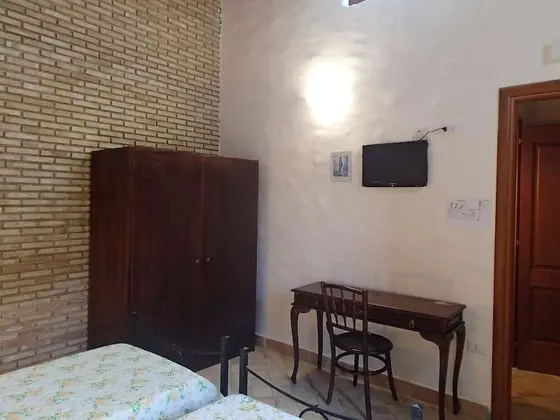 Tek Büyük veya İki Ayrı Yataklı Oda, Balkon, Havuz Manzaralı