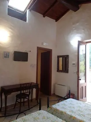 Tek Büyük veya İki Ayrı Yataklı Oda, Balkon, Havuz Manzaralı