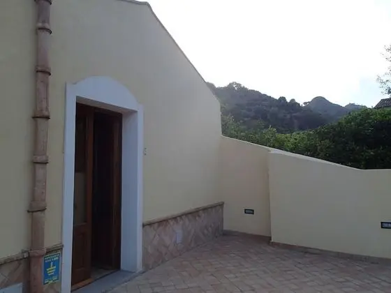 Tek Büyük veya İki Ayrı Yataklı Oda, Balkon, Havuz Manzaralı