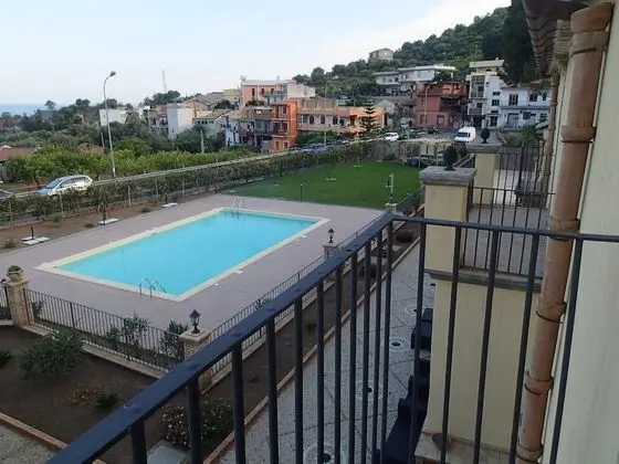 Tek Büyük Yataklı Oda, Balkon, Havuz Manzaralı