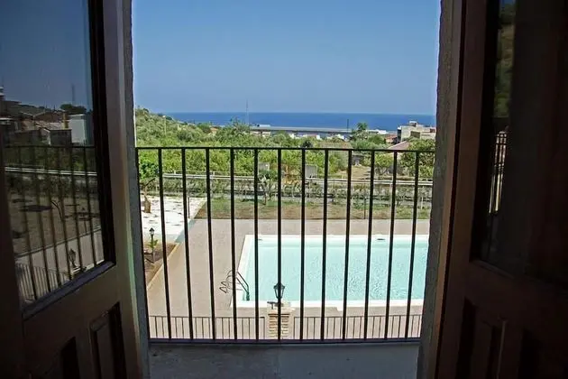 Tek Büyük Yataklı Oda, Balkon, Havuz Manzaralı