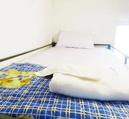 Bed in 2-Bed Dormitory Room with Fan