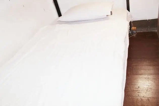 Bed in 2-Bed Dormitory Room with Fan