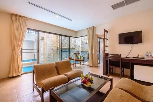 Junior Suite Pool Access
