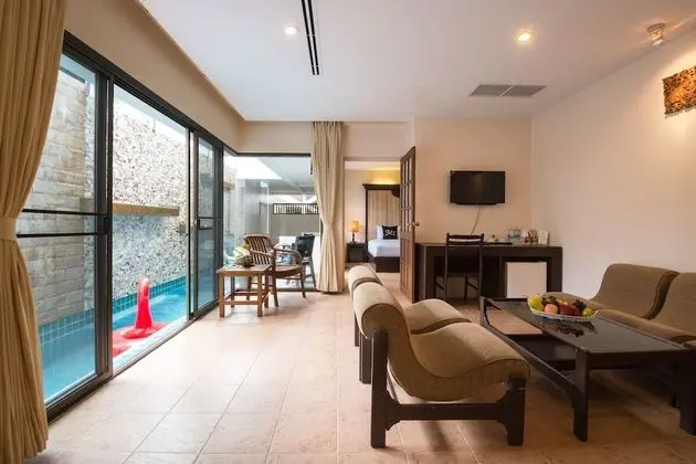 Junior Suite Pool Access