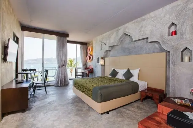 Deluxe Triple Studio with Sea View and Spa Bath