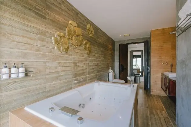 Deluxe Triple Studio with Sea View and Spa Bath