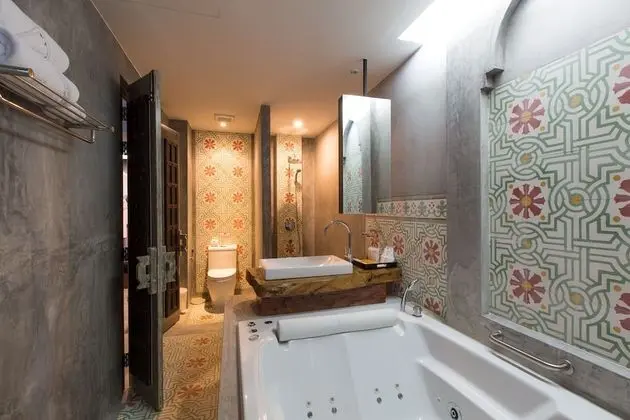 Deluxe Triple Studio with Sea View and Spa Bath