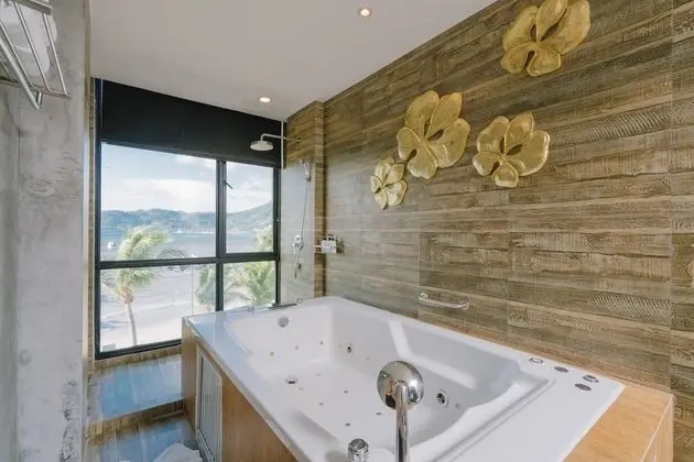 Deluxe Triple Studio with Sea View and Spa Bath