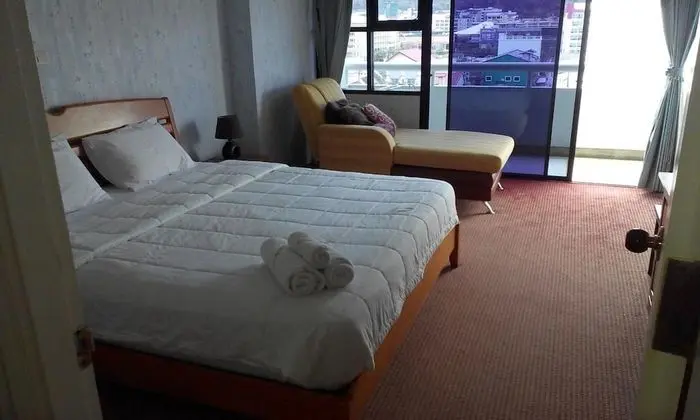 1 Bedroom Apartment with Mountain View