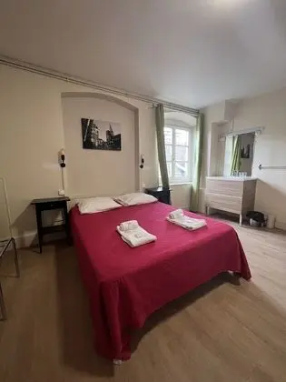 Üç Kişilik Oda, Ortak Banyo (avec lavabo)