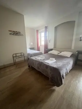 Üç Kişilik Oda, Ortak Banyo (avec lavabo)