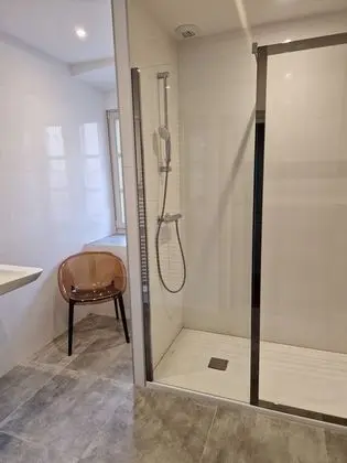 Üç Kişilik Oda, Ortak Banyo (avec lavabo)