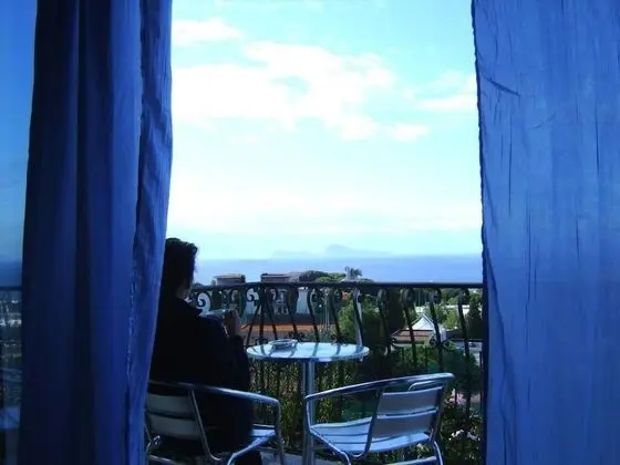 Tek Büyük veya İki Ayrı Yataklı Oda, Balkon, Deniz Manzaralı