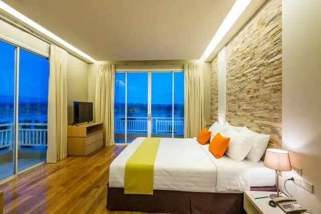 Hotel Deluxe Suite King Bed