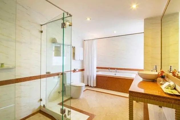 Hotel Deluxe Suite King Bed