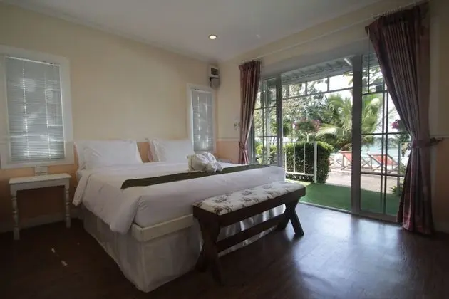 Deluxe Room Pool Side