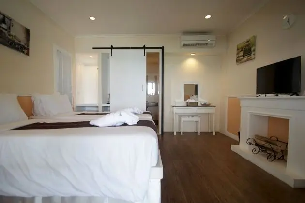 Deluxe Room Pool Side