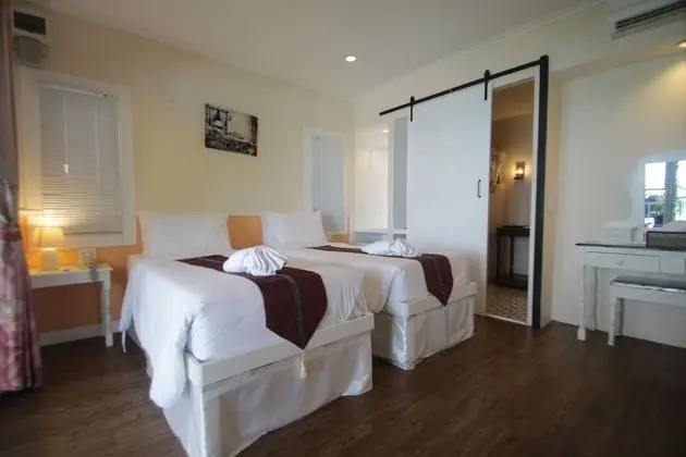 Deluxe Room Pool Side