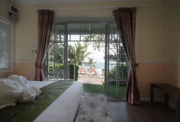 Deluxe Room Pool Side