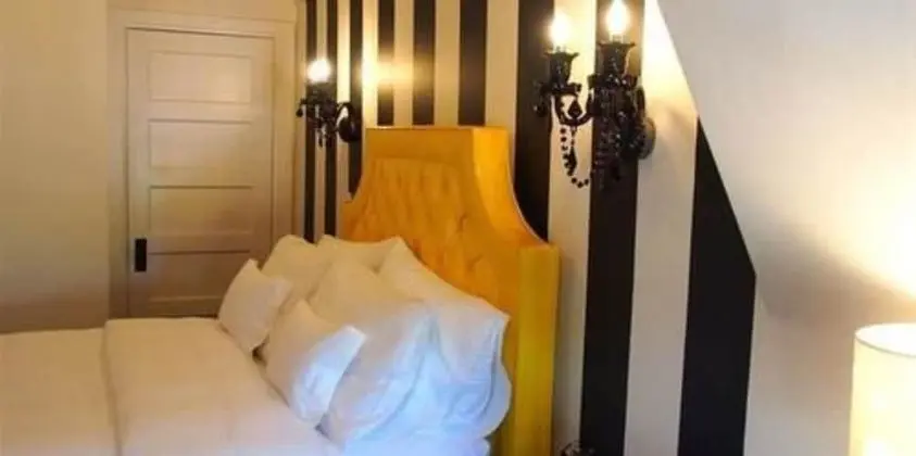 Büyük Yataklı Tek Kişilik Oda