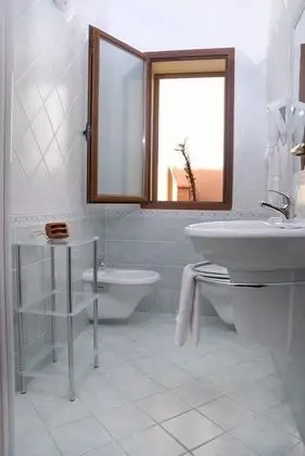 Büyük Yataklı Tek Kişilik Oda