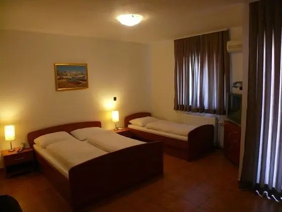 Üç Kişilik Oda
