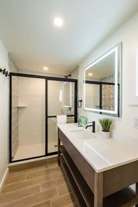 Superior Oda (1 King and 1 Double Bed, Patio View)