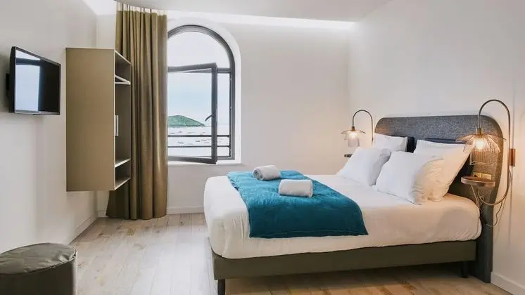 Tek Büyük Yataklı Oda, Sigara İçilmez, Deniz Manzaralı