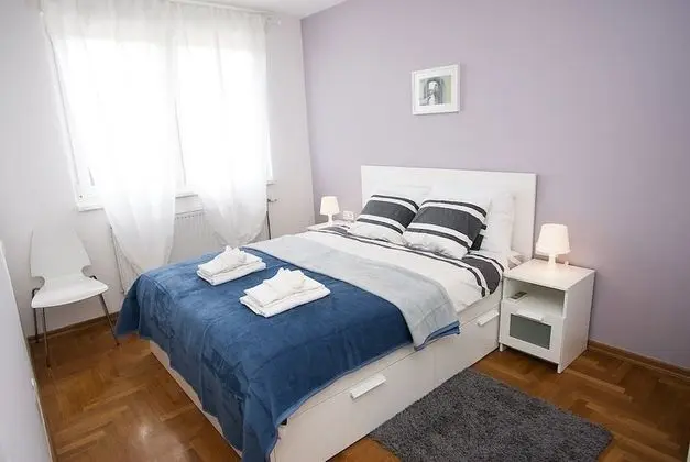 Tek Büyük Yataklı Oda, Ortak Banyo (2)