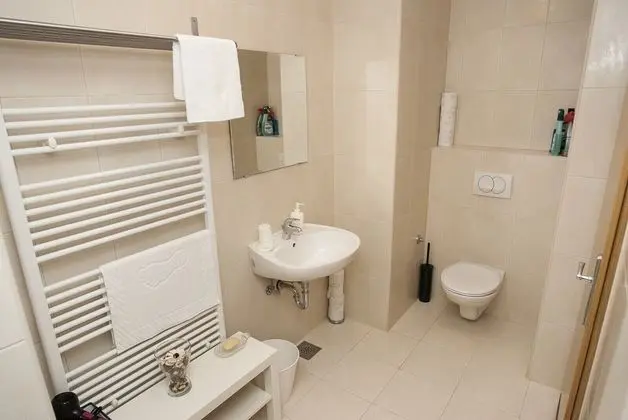 Tek Kişilik Oda, Ortak Banyo (5)