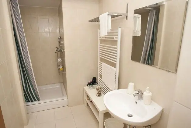 Tek Kişilik Oda, Ortak Banyo (5)
