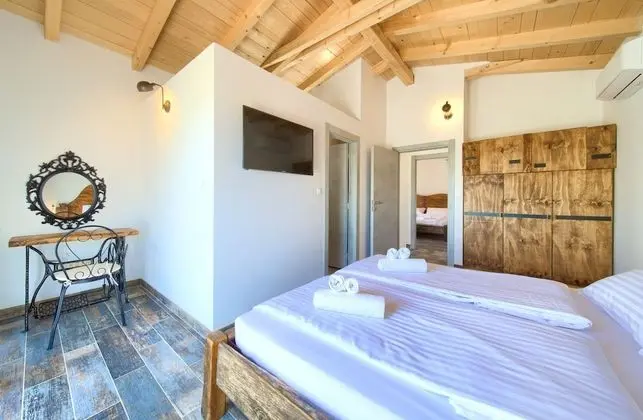 Luxury Villa, Üzüm Asması Manzaralı, Havuz Kenarı (2)