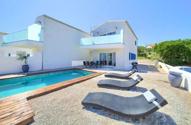 Luxury Villa, Üzüm Asması Manzaralı, Havuz Kenarı (2)